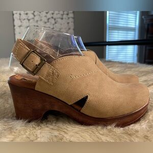 B.o.c Born Concept Cecelia Platform Clogs in Nubuck Tan.  Size 9M
